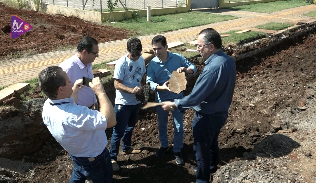 Vereadores fiscalizam andamento e conferem qualidade das obras na Avenida Andradina