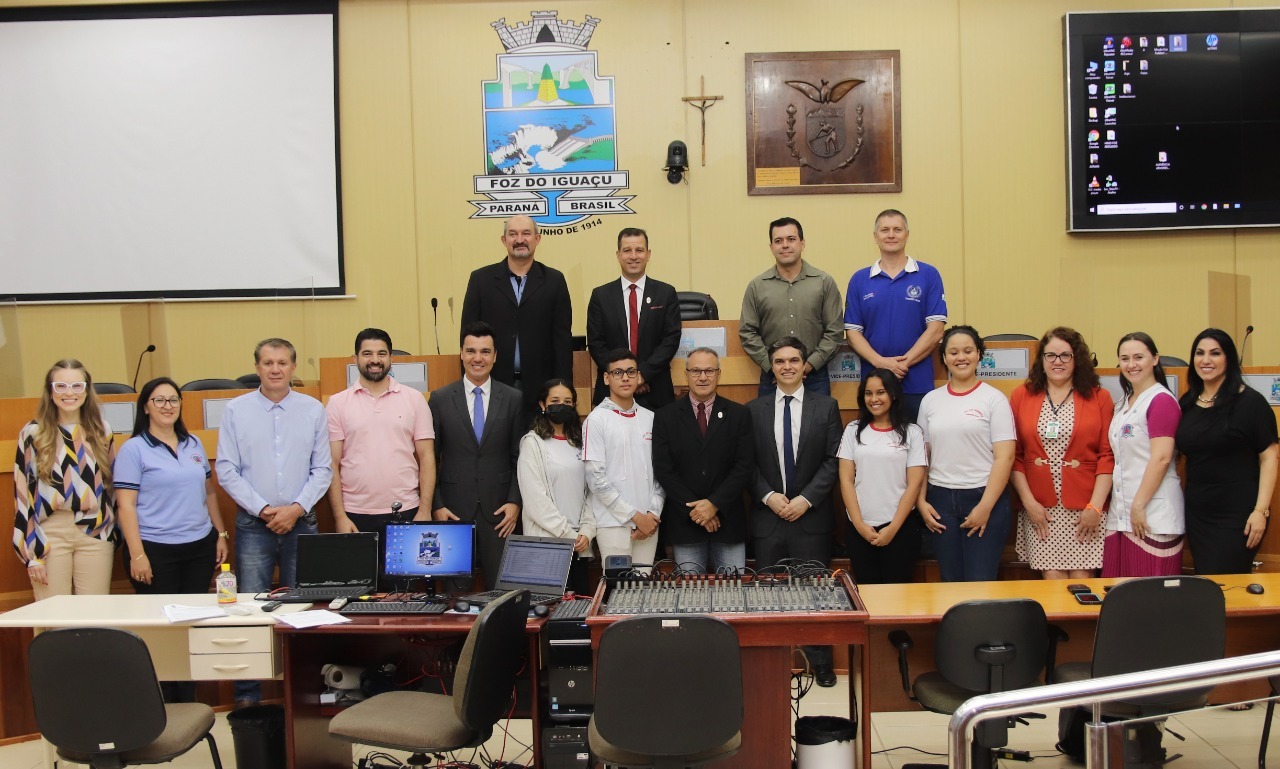 Vereadores mirins, do projeto Parlamento Jovem, são empossados pela Câmara de Foz