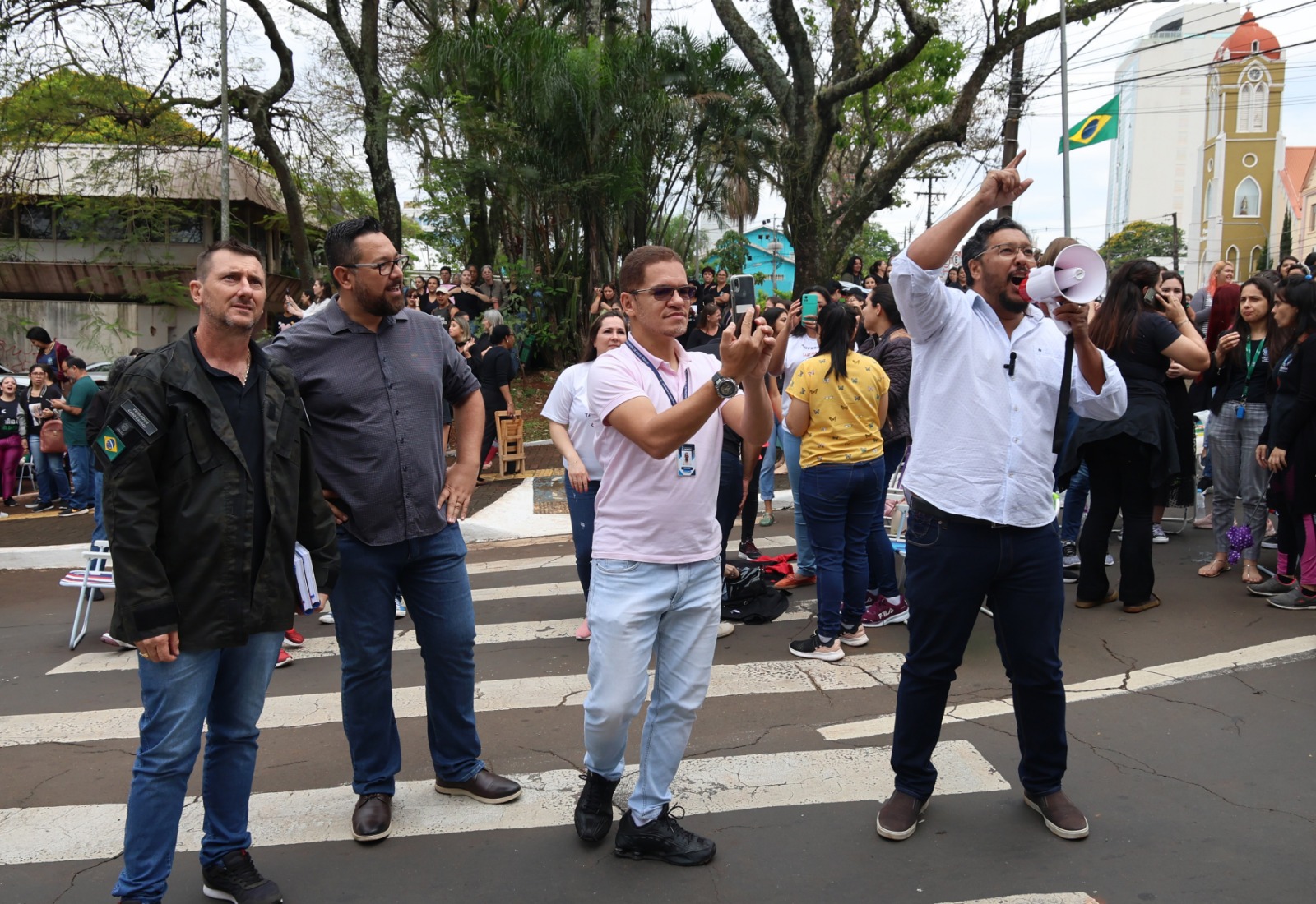 Vereadores participam de movimento em apoio aos professores