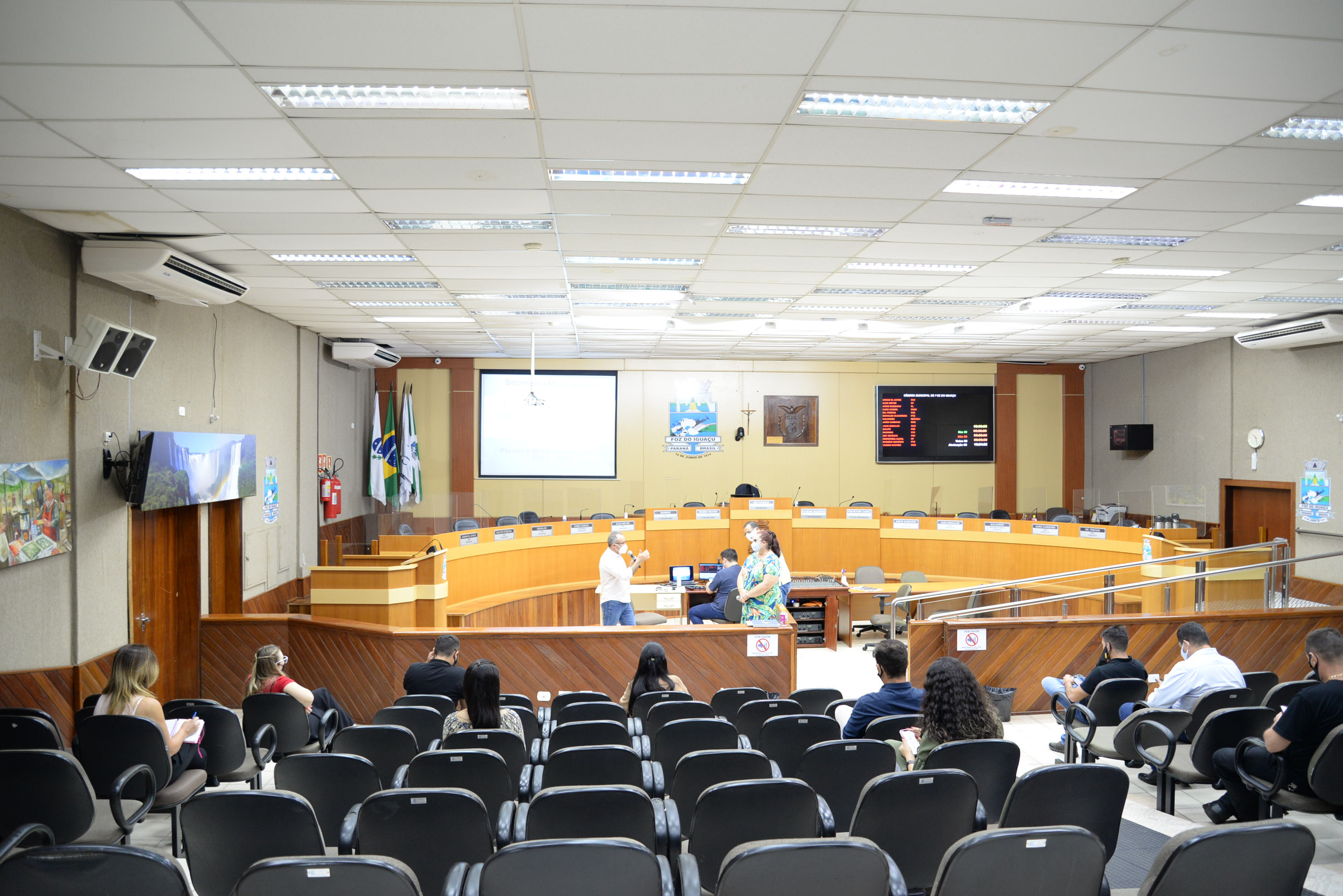Vereadores recebem secretária de educação e dialogam sobre atividades e desafios da pasta